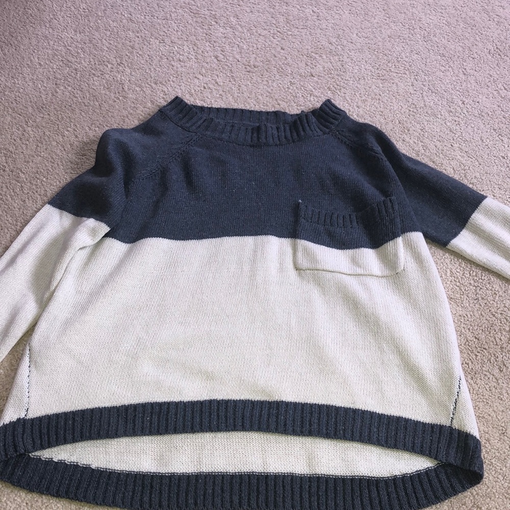 gray and white sweater